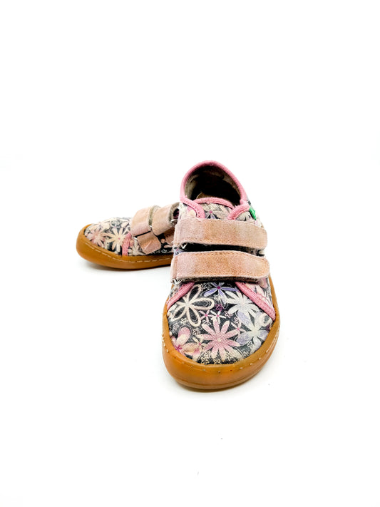 Kauniit harmaa pinkin kukalliset kengät